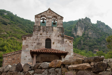 Fototapeta premium Romanesque church of San Pedro in Pola de Somiedo 