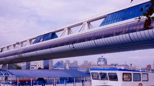 АРХИТЕКТУРА,ПЕШЕХОДНЫЙ МОСТ,ПЕРЕХОД,МЕГАПОЛИС,СИТИ ЦЕНТР,ГОЛУБОЙ ЦВЕТ,РЕКА