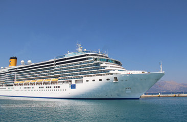 Fototapeta na wymiar Beautiful cruise ship and blue sea
