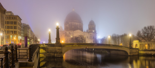Berliner Dom Spree Nebel Friedrichsbrücke Museumsinsel © Maurice Tricatelle