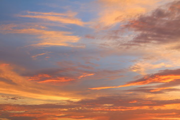 Obraz premium niebo w chmurze słońca i ruchu, piękna kolorowa natura wieczorem
