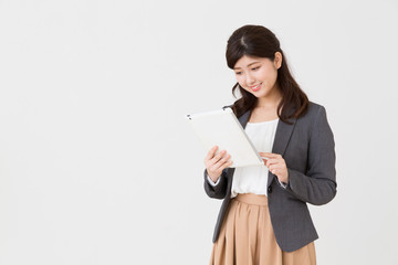 タブレットを見る女性　ビジネス