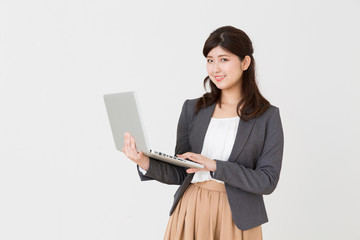 パソコンを見る女性　ビジネス