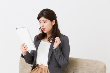 タブレットを見る女性　ビジネス　考える