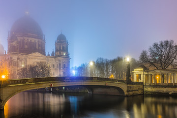 Berlin Spree Nebel Berliner Dom Schinkel Nachtaufnahme / mystisches Berlin Mitternacht Friedrichsbrücke berlin bei nacht museumsinsel berlin am abend nachtaufnahme best berlinfoto purple cyan midnight © Maurice Tricatelle