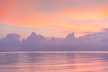 Beau coucher de soleil rose sur la mer