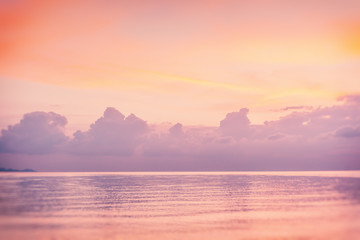 Beau coucher de soleil rose sur la mer