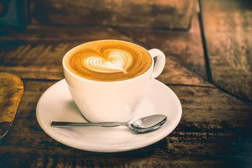Schilderijen op glas Drak tone filter,Close up white coffee cup with heart shape latt © weedezign