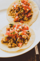 Tacos de carnitas y carne al pastor, comida Mexicana con tortillas.