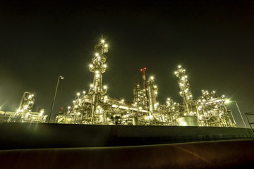 Fototapeta premium 闇夜に操業を続ける工場