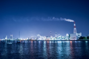 海から見たコンビナート群の夜景