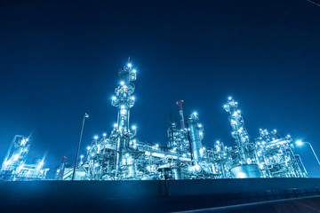 Fototapeta premium 闇夜に浮かぶコンビナート群