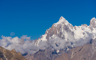 Obraz premium Paiju peak with big moon at Goro II camp, K2 trek, Pakistan