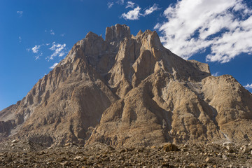 Obraz premium Great trango tower at Khobutse camp, K2 trek, Pakistan