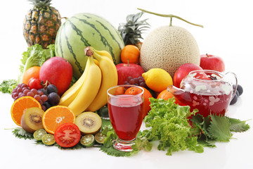 新鮮な果物とジュース