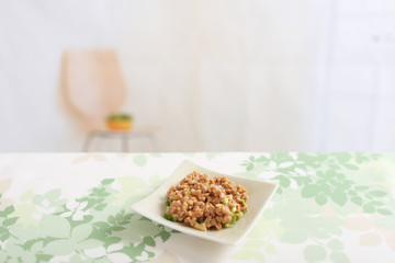 小皿に入れた納豆