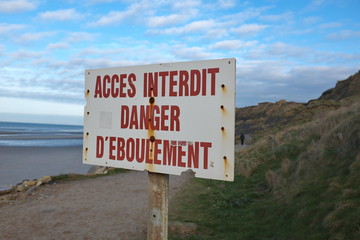 Acc&egrave;s interdit. Danger d'&eacute;boulement.
Panneau au bord d'une falaise.