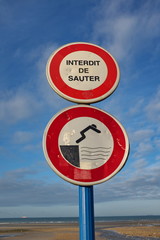 interdit de sauter. Plongeon interdit. Panneau de signalisation au bord de la mer.