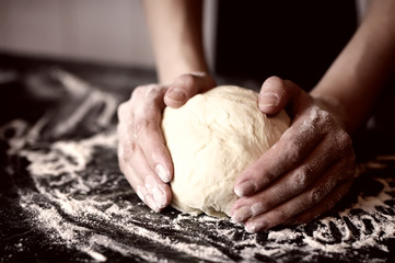 pizza prepare dough hand topping