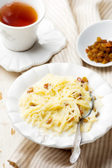 vermicelli with milk and dried fruits