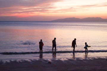 Fototapeta premium silhouette of family people on sunset beach