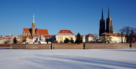 Zamarznięta Odra z widokiem na Ostrów Tumski