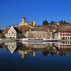 Fototapeta premium Old town Schaffhausen mirroring in the Rhine