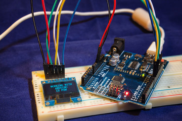 educational table top experiment with popular arduino microcontroller and smal OLED display saying:...
