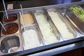 Imbiss / Kraut und Zwiebeln in der Auslage bei einem Imbiss