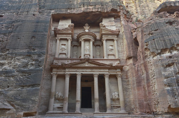 Fototapeta na wymiar Tesoro, Al-Khazneh, en la ciudad antigua de Petra, Jordania