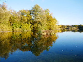 Fototapeta na wymiar Herbst am See 