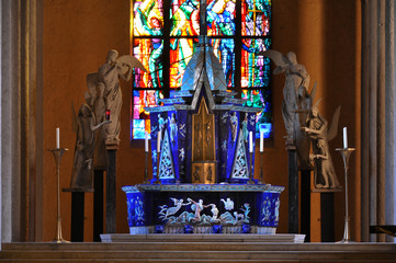 St. Michael Saarbrücken, Innenraum, Altar, historische Späth-Orgel