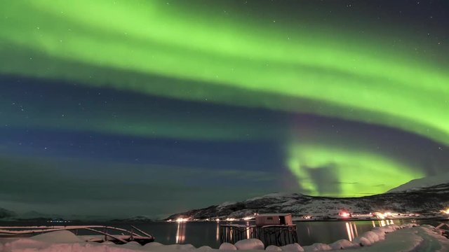 Timelapse aurora boreale al tramonto 4K