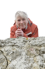 eine frau schaut über eine mauer und lächelt