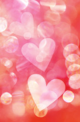 Herzen als Symbol der Liebe kommen in einem rosaroten Meer glänzender Lichtreflexionen vom Himmel...