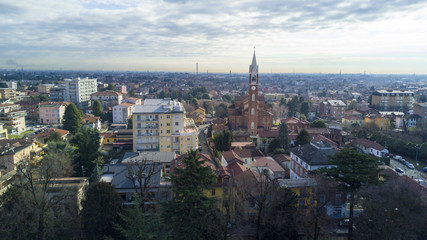 Fototapeta na wymiar Limbiate vista aerea, parrocchia di San Giorgio, chiesa, abitazioni strade e vie del centro. Milano, Italia