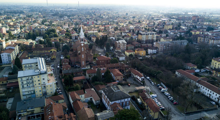 Limbiate vista aerea, parrocchia di San Giorgio, chiesa, abitazioni strade e vie del centro. Milano, Italia
