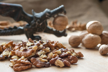 how to crack walnuts