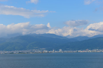 秋の諏訪湖と町並み
