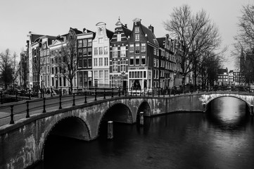 Fototapeta premium Amsterdam, Holandia, kanały i mosty