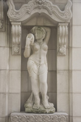 Статуя индийской девушки в стене