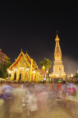 Fototapeta premium Niezidentyfikowani blured ludzie ceremonii oddawania czci pięknym