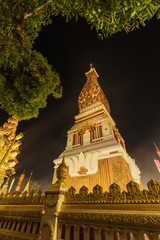 Obraz premium Wat Phra That Panom temple at night, Nakhon Phanom, Thailand.