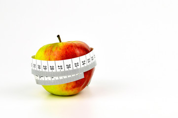 Apfel mit Maßband vor weißem Hintergrund mit Textfreiraum