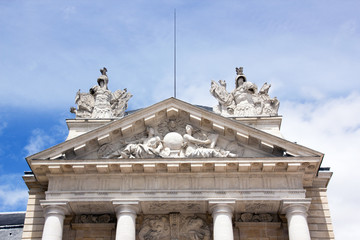 Le Palais des Ducs, les sculptures du haut du b&acirc;timent  (Dijon, Bourgogne, France)&acirc;