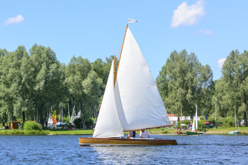 Fototapeta premium Segelboot auf dem See