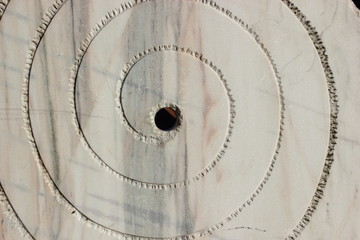 Spirale auf einem Marmorblock