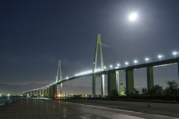 月光と新湊大橋