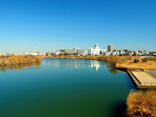 船着き場のある冬の江戸川風景
