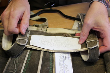 Lederhose: Beutler (Säckler) stellte eine Lederhose her (Handarbeit)